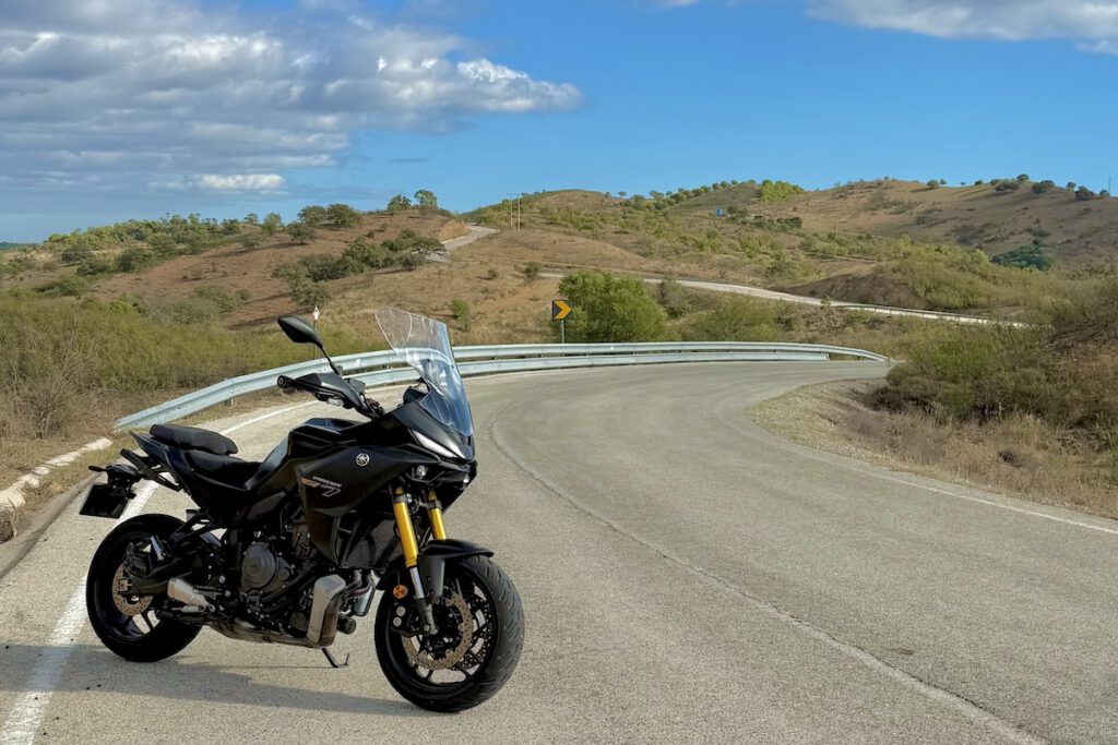 Yamaha Tracer 7 GT numa estrada de serra no Algarve