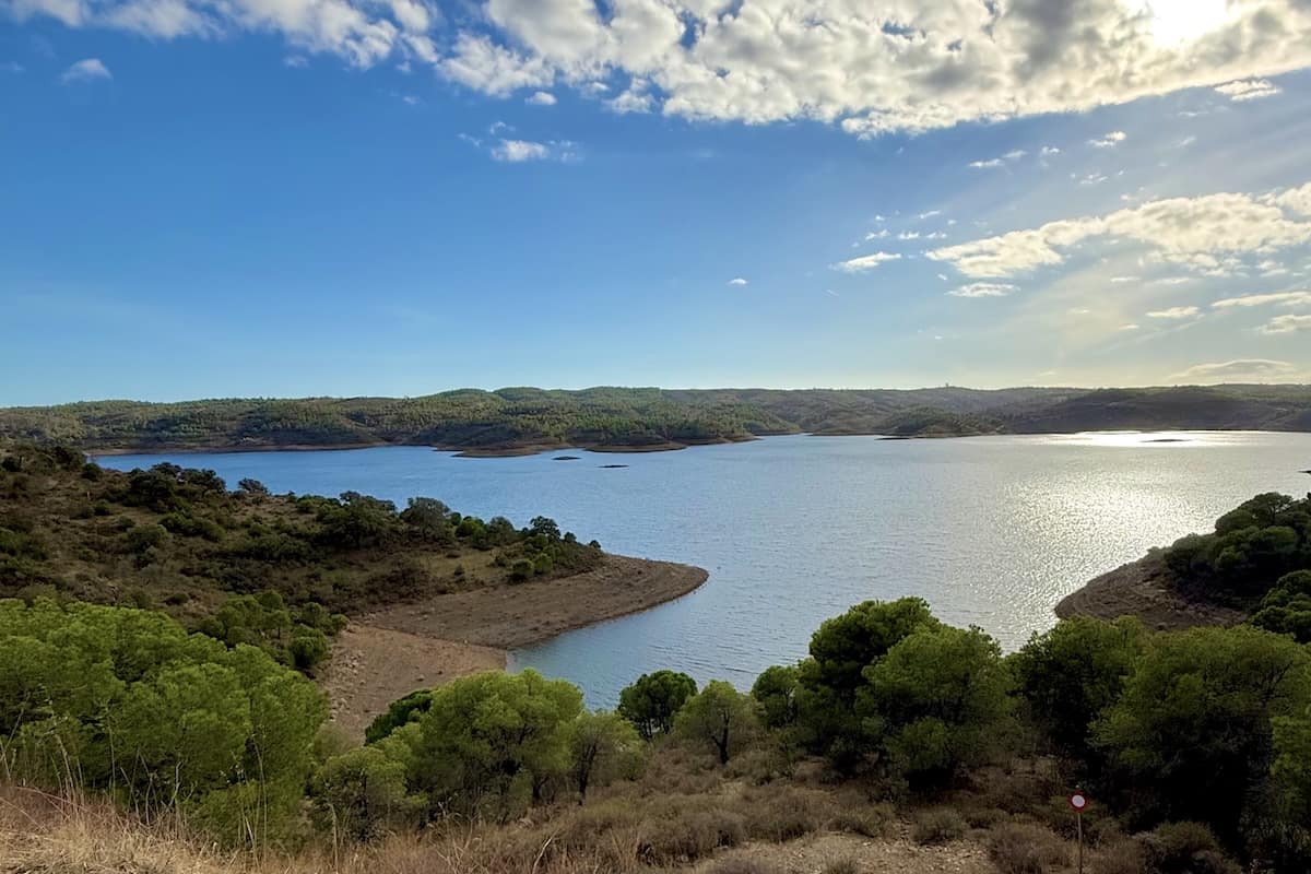 Vista panoramica do miradouro da barragem de Odeleite no sotavento algarvio. Enorme paisagem de agua azul ceu limpo e colinas verdes. Paragem ideal para motociclistas e viagens de moto no Algarve.
