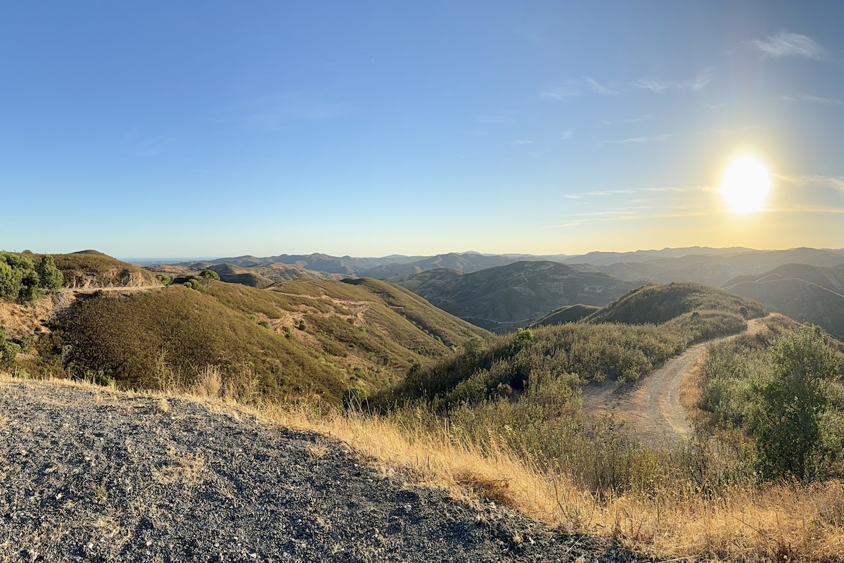 paisagem serra caldeirao alcaria cume tavira algarve por do sol moto trilho