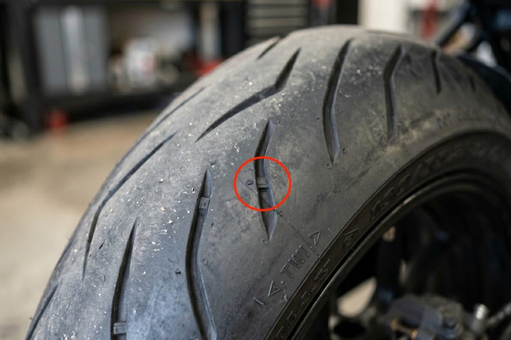 avisador de desgaste pneu de mota (TWI) a indicar o relevo mínimo legal