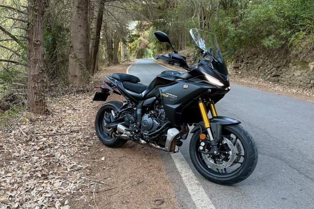 Yamaha Tracer 7 GT 2025 estacionada numa estrada de serra perto de Tavira, Algarve