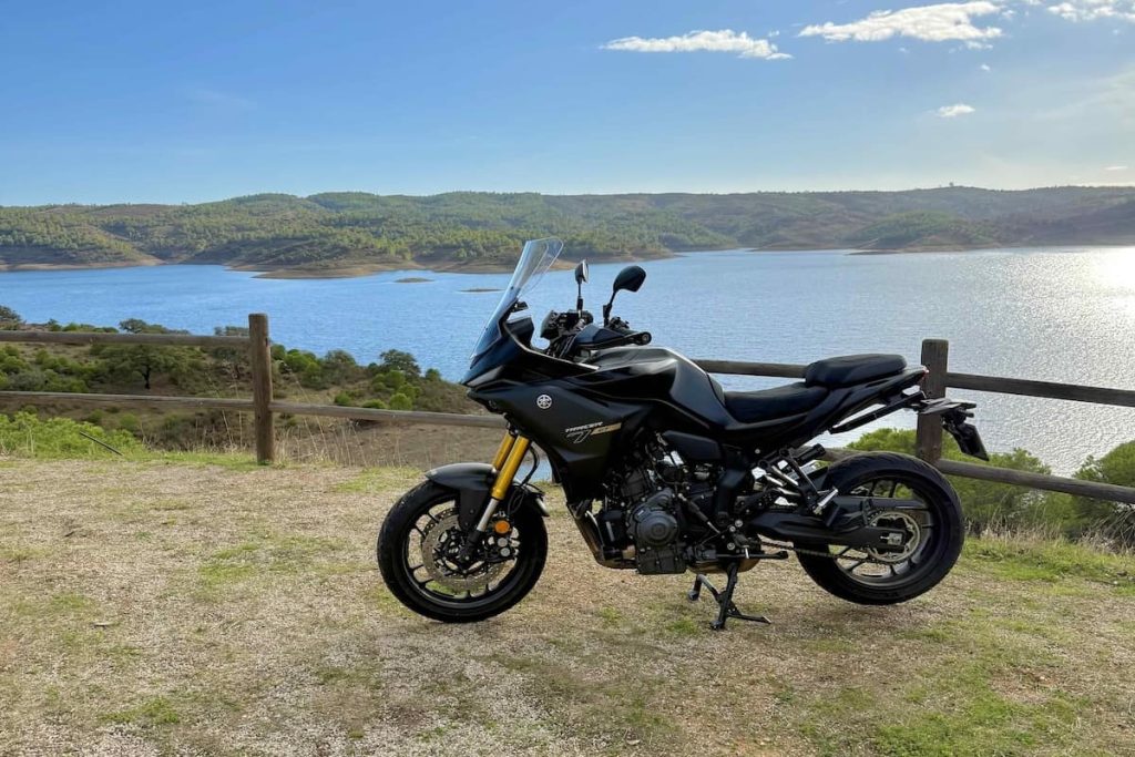 Yamaha Tracer 7 GT 2025 junto à Barragem de Odeleite no Algarve