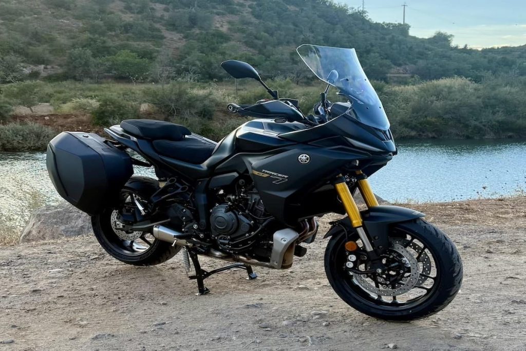 Yamaha Tracer 7 GT 2025 com malas laterais junto a Tavira no Algarve